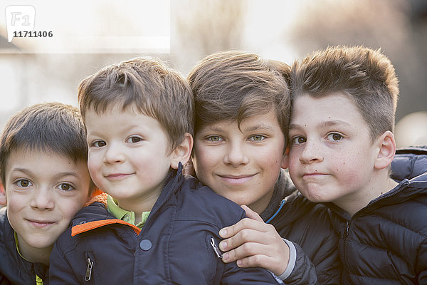 Gruppenbild von vier Jungen