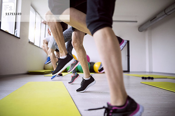 Gruppe von Sportlern  die im Fitnessstudio trainieren