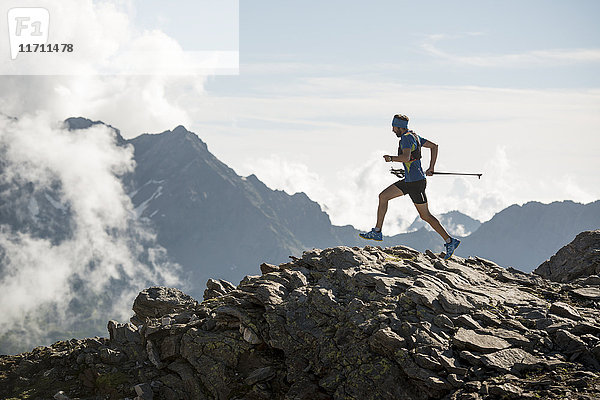 Italien  Alagna  Trailrunner unterwegs beim Monte Rosa Gebirgsmassiv