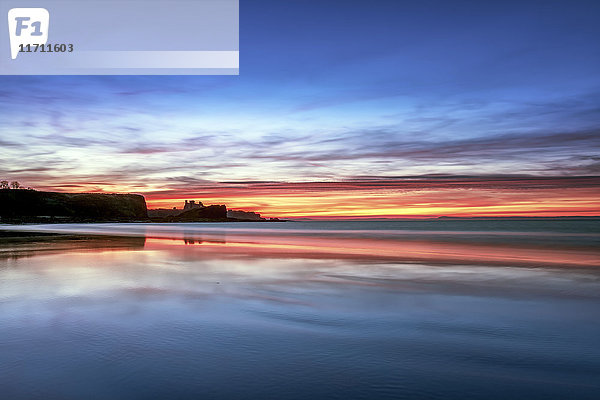 UK  Schottland  East Lothian  Tantallon Castle bei Sonnenuntergang von Seacliff Beach aus