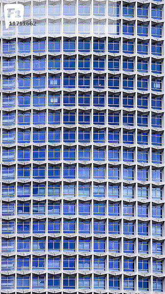 UK  England  London  Teil der Fassade eines modernen Bürogebäudes