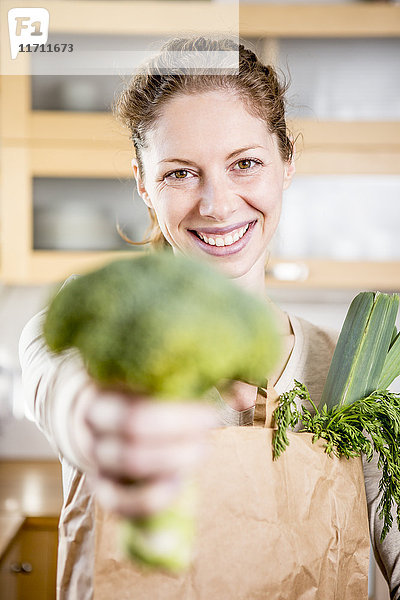 Porträt einer glücklichen Frau mit Brokkoli