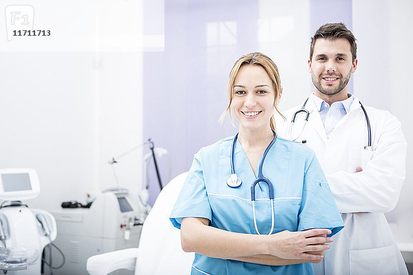 Porträt von zwei lächelnden Ärzten in der Praxis