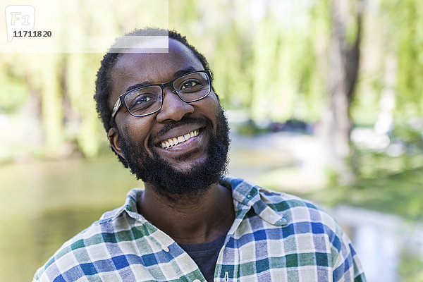 Porträt eines lächelnden Mannes mit Bart und Brille