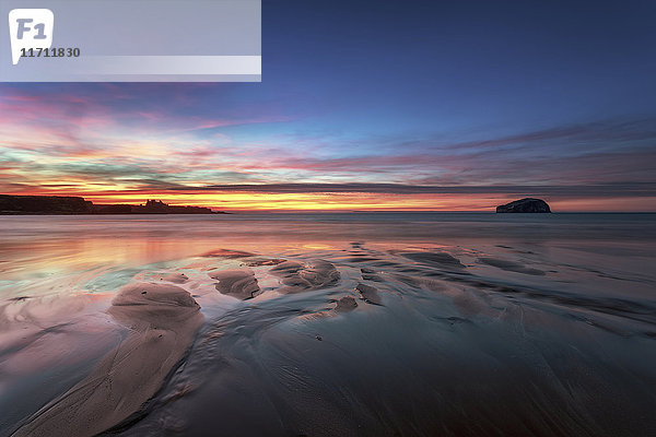 UK  Schottland  East Lothian  Bass Rock und Tantallon Castle bei Sonnenuntergang am Strand von Seacliff.