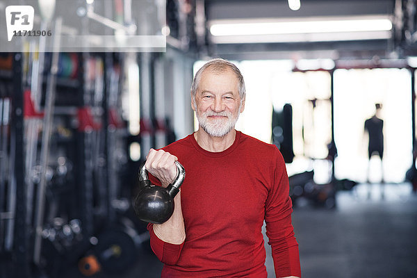 Seniorengymnastik mit Kettlebell im Fitnessstudio