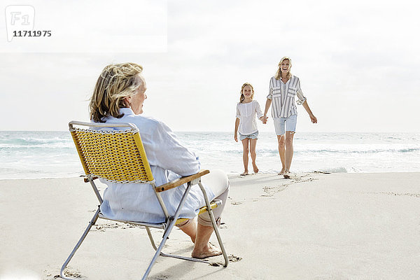 Muttertochter und Oma verbringen einen Tag am Strand.