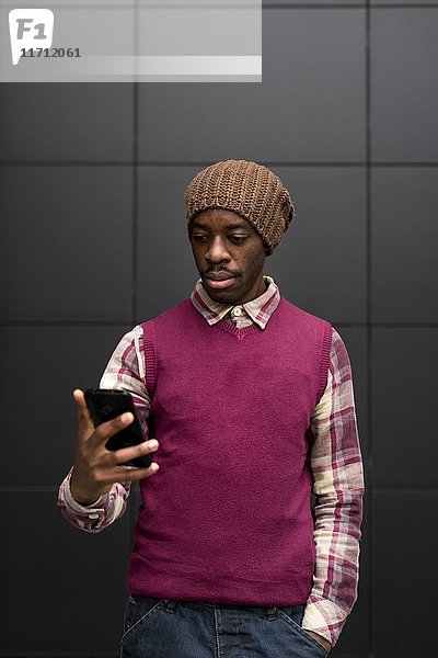 Porträt eines Mannes auf dem Handy