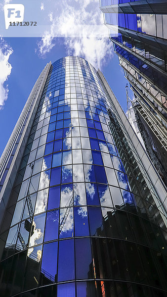UK  England  London  Glasfassade eines modernen Büroturms mit Spiegelung