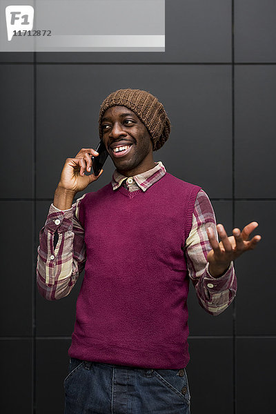 Porträt eines lächelnden Mannes am Telefon
