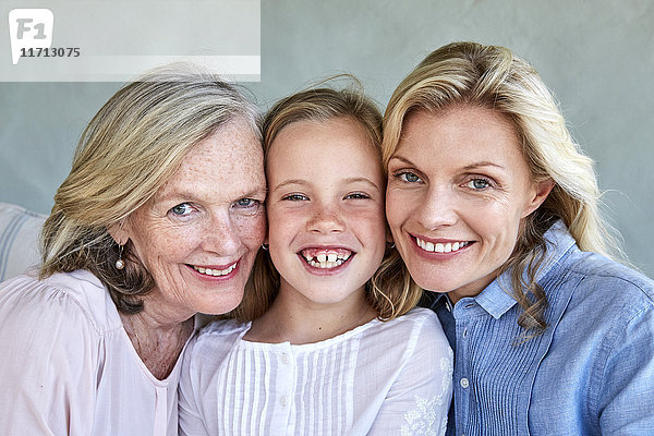 Familienbild des kleinen Mädchens mit Mutter und Großmutter Kopf an Kopf