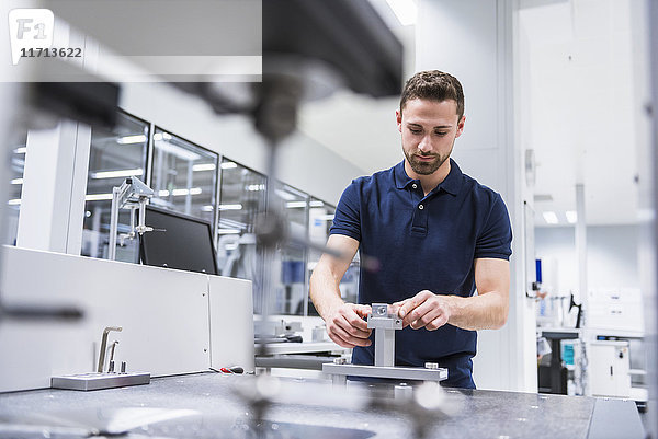 Mann an einer Maschine im Prüfmittelraum