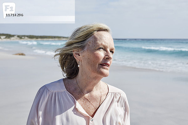 Porträt einer älteren Frau am Meer