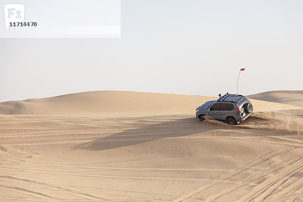 UAE  Geländewagen auf Wüstenfahrt zwischen Abu Dhabi und Dubai