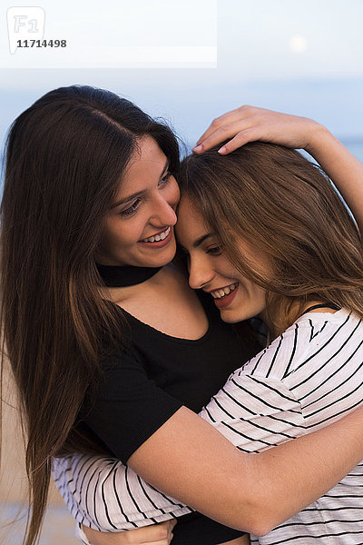 Porträt von zwei umarmenden jungen Frauen