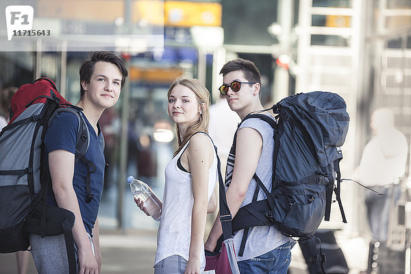 Jugendliche reisen mit Rucksäcken  erkunden Berlin
