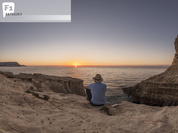 Spanien  Andalusien  Cabo de Gata  Blick von hinten auf das Meer bei Sonnenaufgang