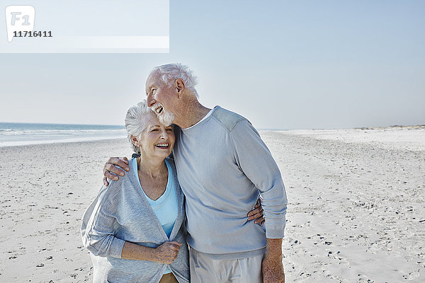 Glückliches Seniorenpaar am Strand