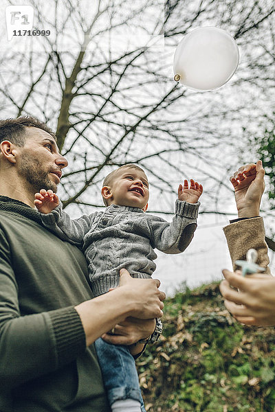 Familienspiel mit dem Ballon im Wald