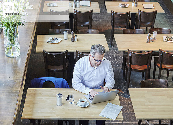 Reife Geschäftsleute im Cafe mit Laptop
