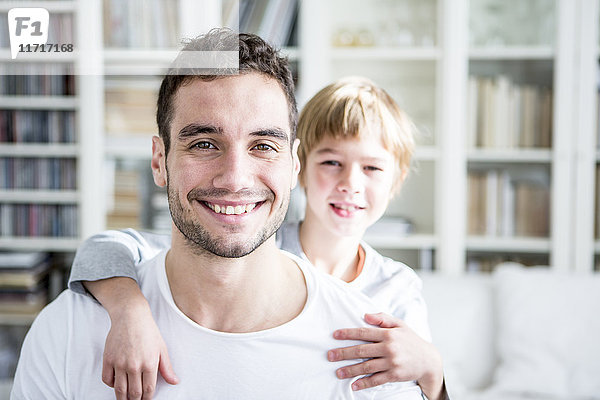 Porträt von lächelndem Vater und Sohn zu Hause