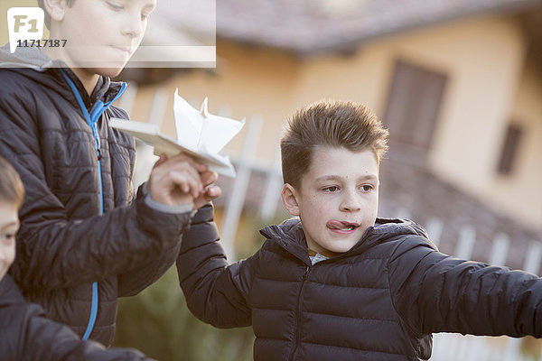 Portrait des Jungen mit Papierflugzeug
