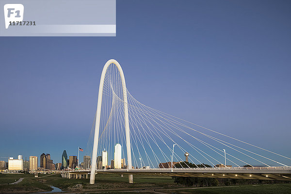 USA  Texas  Dallas  Margaret Hunt Hill Bridge und Skyline bei Dämmerung