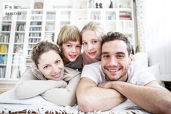 Porträt einer glücklichen Familie zu Hause