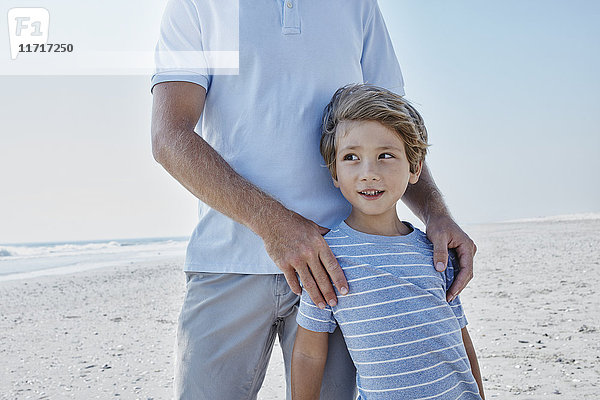 Junge mit seinem Vater am Strand