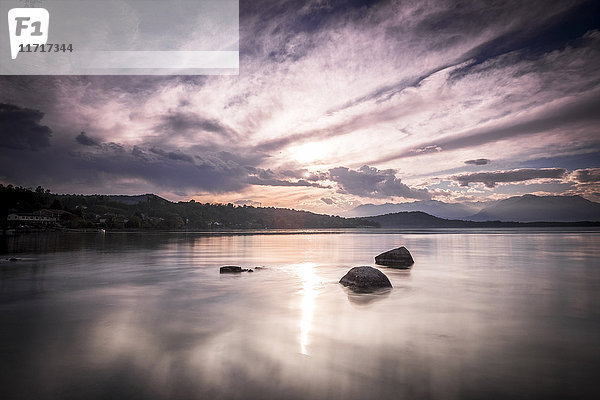 Italien  Lago Viverone bei Sonnenuntergang