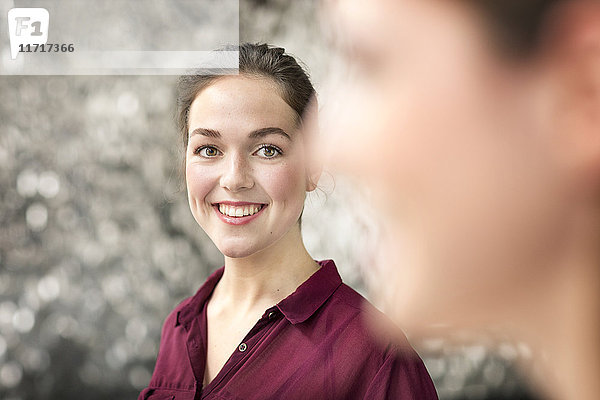 Porträt einer lächelnden jungen Geschäftsfrau