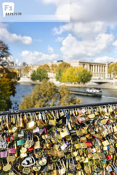 Frankreich  Paris  Liebesschleusen am Geländer einer Brücke über die Seine