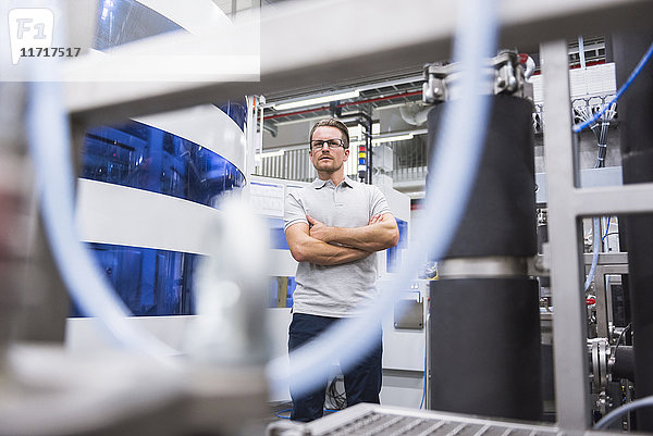 Zuversichtlicher Mann in der Fabrikhalle