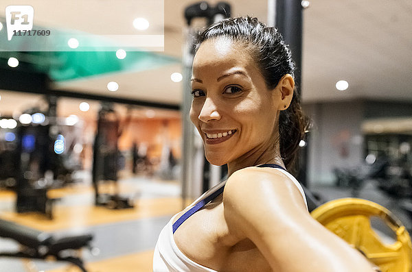 Lächelnde Frau nach dem Training im Fitnessstudio