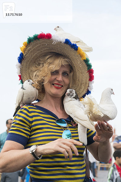 Marokko  Porträt einer Frau mit Hut und Vögeln