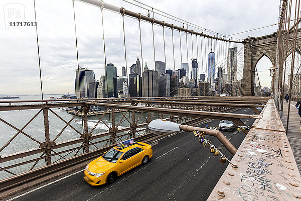 USA  New York City  Verkehr auf der Brooklyn Bridge