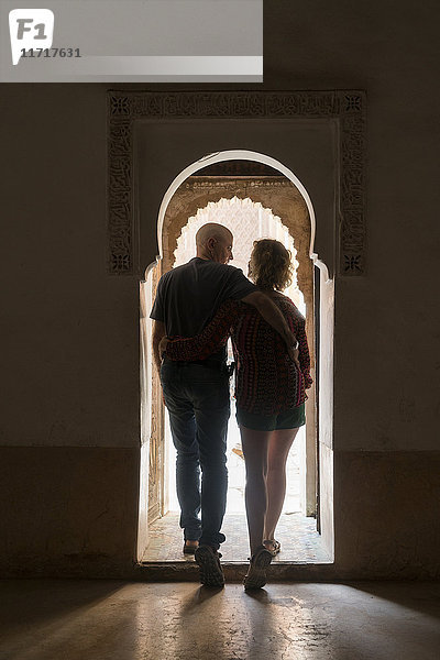Marokko  Marrakesch  Ehepaar verlässt Gebäude