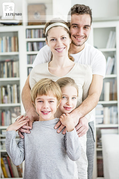 Porträt der aktiven Familie zu Hause