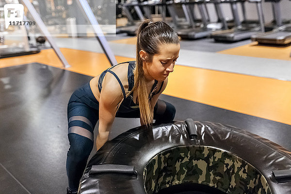Frau trainiert im Fitnessstudio