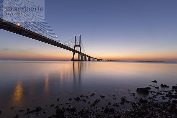 Vasco-da-Gama-Brücke über den Fluss Tejo  Abendrot  Lissabon  Portugal  Europa