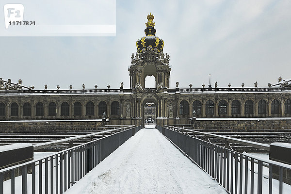 Deutschland  Dresden  Zwinger im Winter