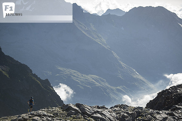 Italien  Alagna  Trailrunner unterwegs beim Monte Rosa Gebirgsmassiv