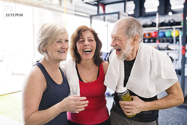 Gruppe von glücklichen Senioren im Fitnessstudio bei einer Pause