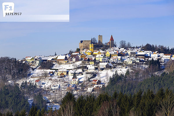 Deutschland  Bayern  Oberpfalz  Stadtbild Leuchtenberg im Winter