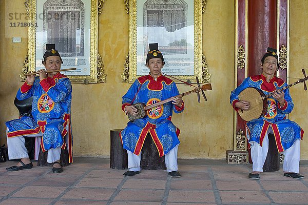 Vietnamesische Musiker in traditionellen Gewändern des Hofes  Kaiserpalast Hoang Thanh  Verbotene Stadt  Purpurstadt  Hue  Vietnam  Asien