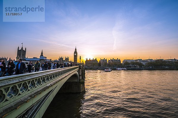 Big Ben  Dämmerung  Abendlicht  Sonnenuntergang  Häuser des Parlaments  Westminster Bridge  Themse  City of Westminster  London  Londoner Region  England  Großbritannien  Europa