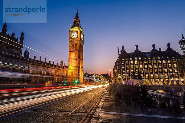 Lichtspuren vor Big Ben  Dämmerung  Abendlicht  Sonnenuntergang  Häuser des Parlaments  Westminster Bridge  City of Westminster  London  Londoner Region  England  Großbritannien  Europa