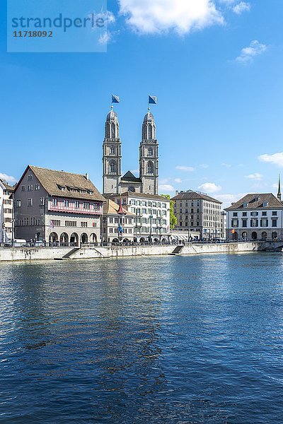 Fluss Limmat  Limmatquai und Grossmünster  Zürich  Kanton Zürich  Schweiz  Europa
