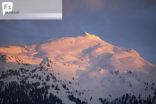 Verschneiter Berggipfel  Gilfert mit Abendsonne  Terfens  Tirol  Österreich  Europa