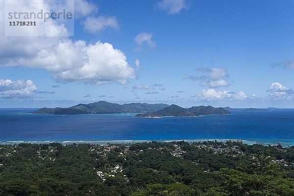 Blick von der Insel La Digue auf die Insel Praslin  Indischer Ozean  Seychellen  Afrika